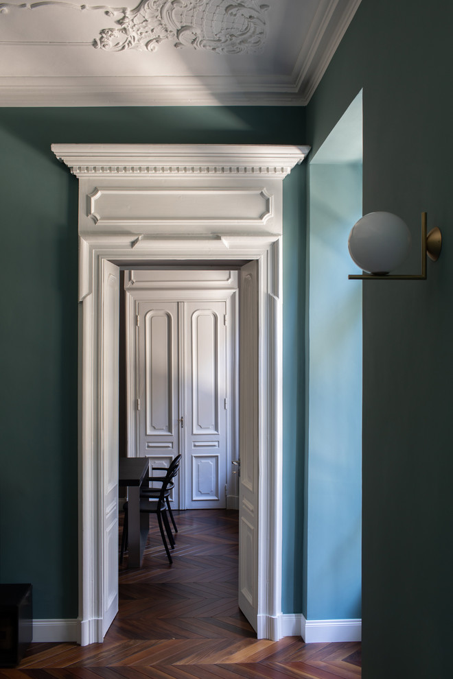 Пример оригинального дизайна: изолированная гостиная комната в стиле модернизм с зелеными стенами, темным паркетным полом, стандартным камином и фасадом камина из камня