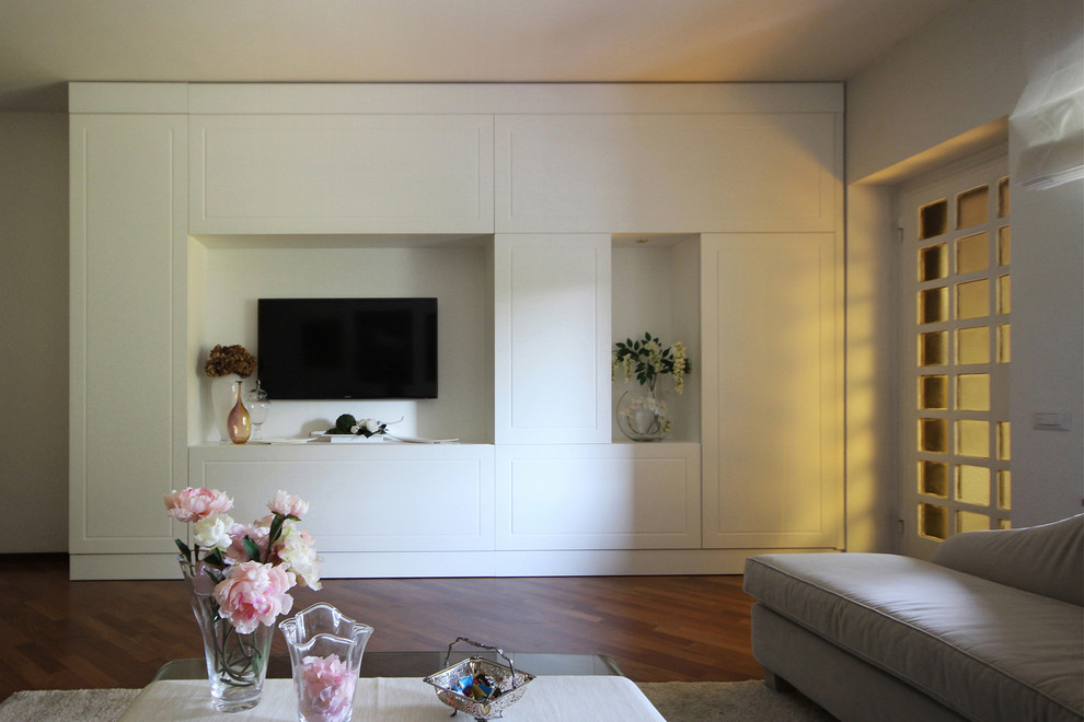 Idee per un soggiorno classico di medie dimensioni e aperto con sala formale, pareti bianche, parquet scuro, parete attrezzata e pavimento marrone