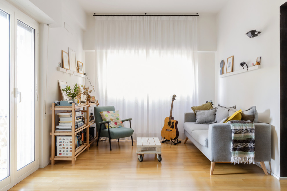 Стильный дизайн: маленькая гостиная комната в скандинавском стиле с белыми стенами и светлым паркетным полом без камина, телевизора для на участке и в саду - последний тренд