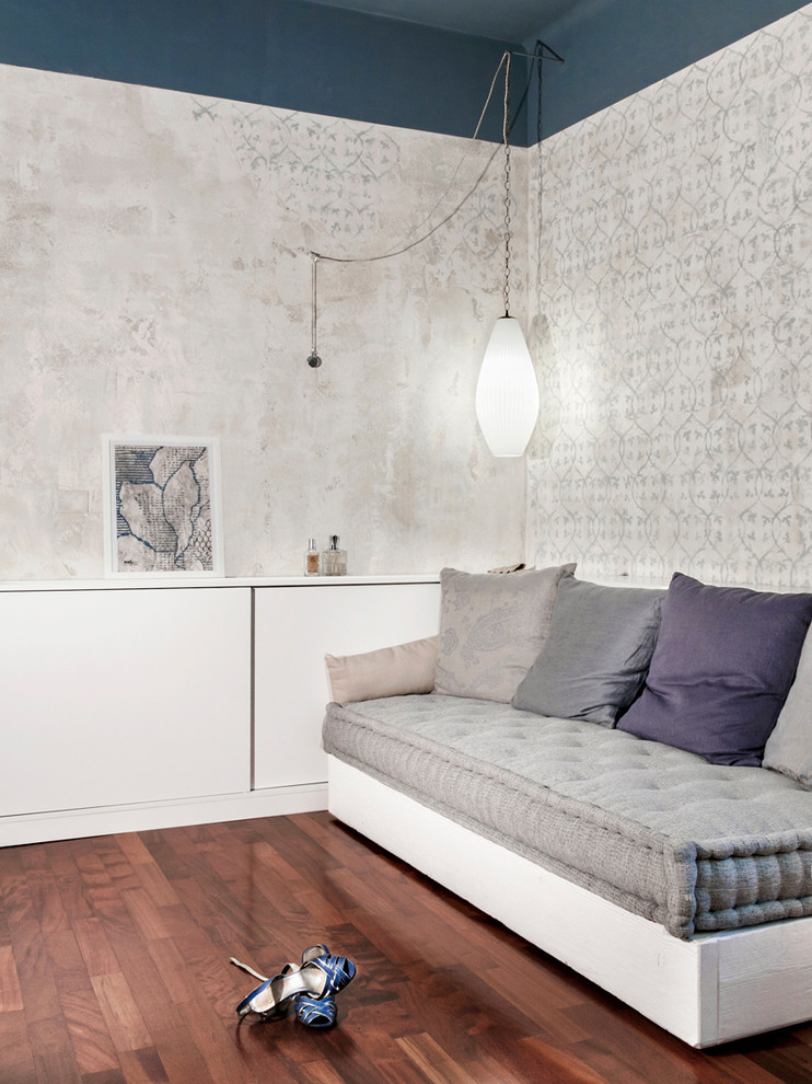 Eklektisches Wohnzimmer mit dunklem Holzboden in Bologna
