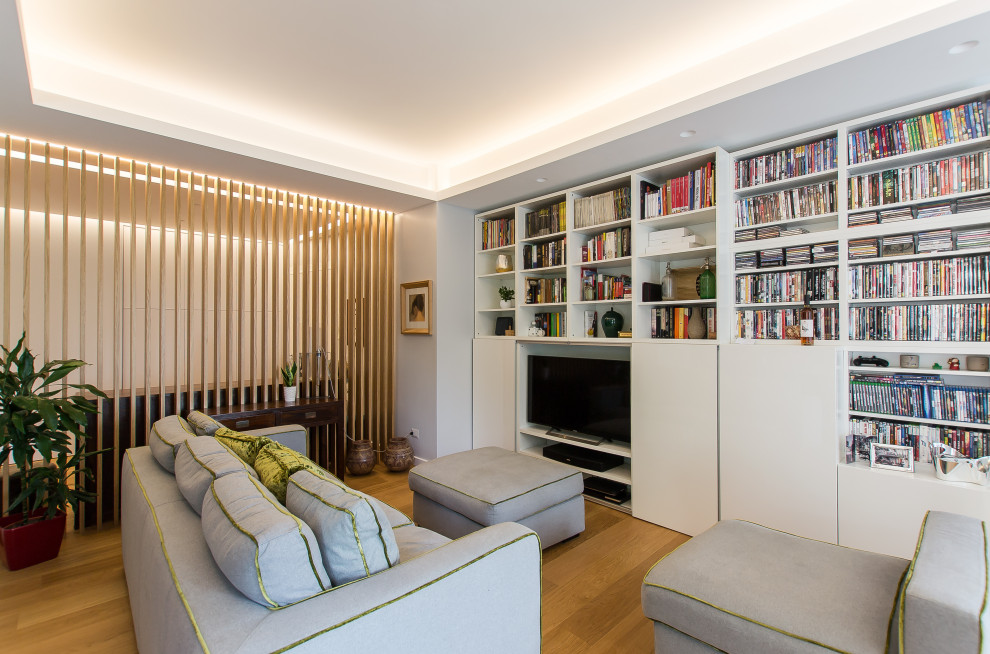 Inspiration för moderna vardagsrum, med grå väggar och ljust trägolv