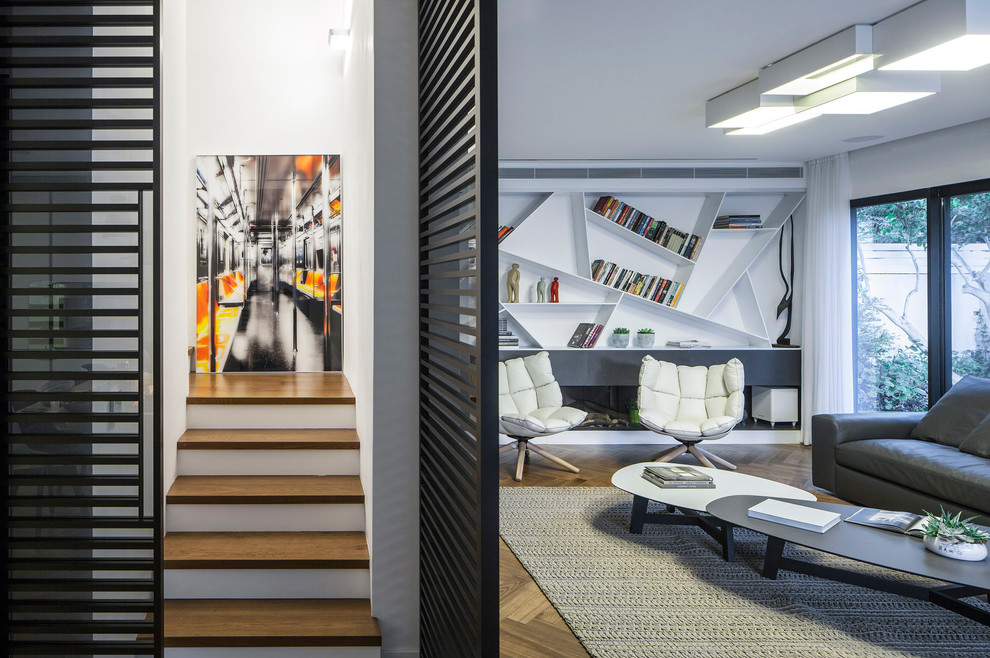 Foto di un soggiorno minimal con pareti bianche, parquet scuro, pavimento marrone e tappeto