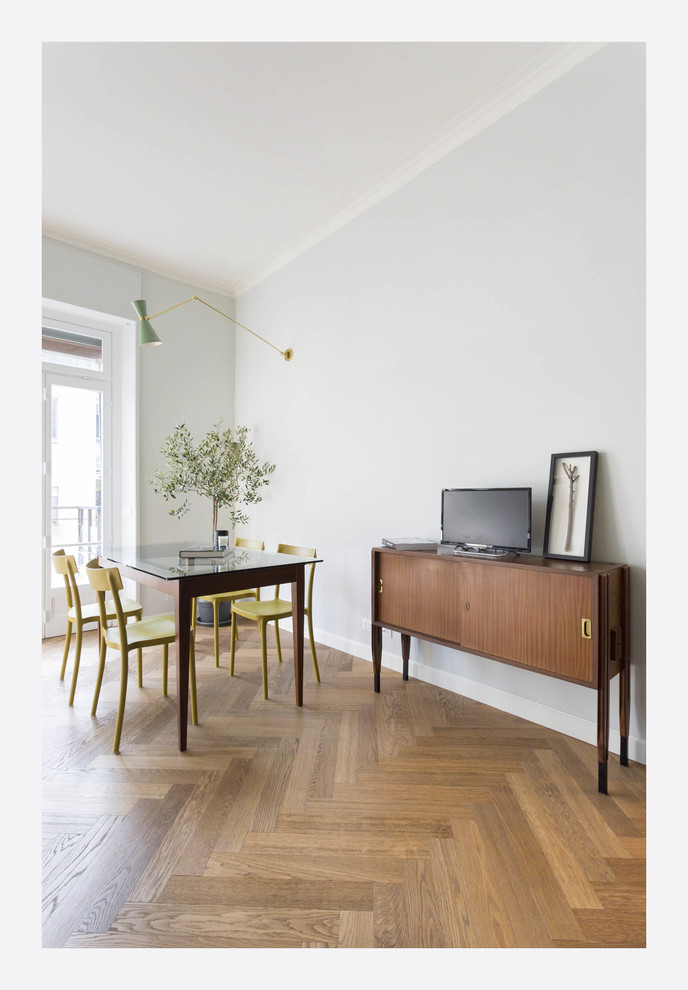 Minimalist living room photo in Milan
