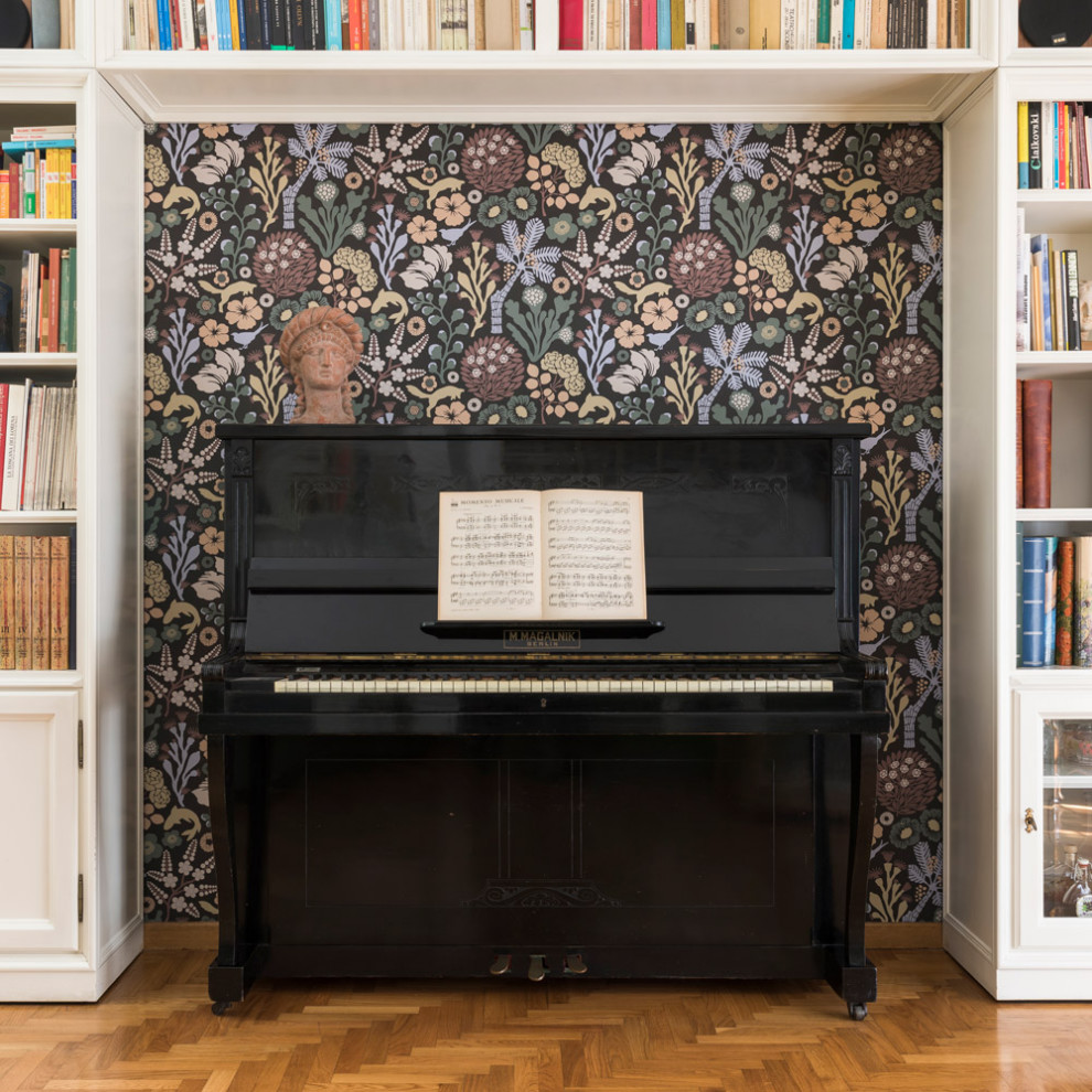 Modelo de salón con rincón musical abierto tradicional de tamaño medio con paredes multicolor, suelo de madera clara, televisor colgado en la pared y suelo beige
