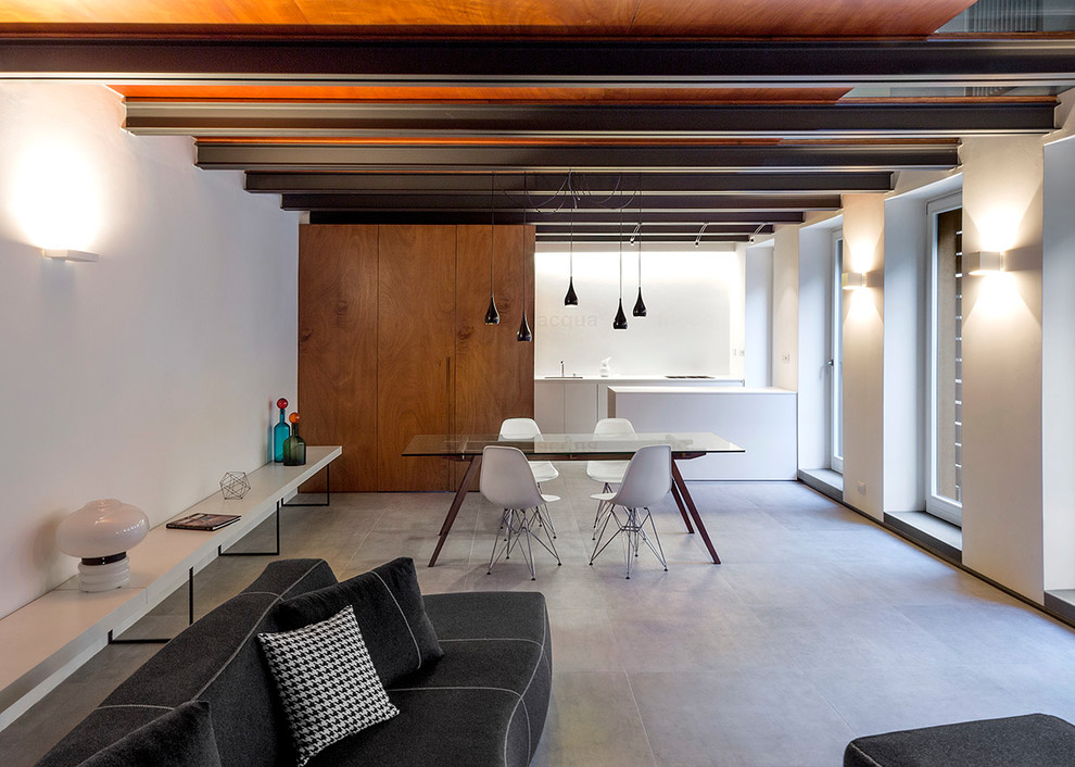 Großes, Offenes Modernes Wohnzimmer mit weißer Wandfarbe, Porzellan-Bodenfliesen und grauem Boden in Turin