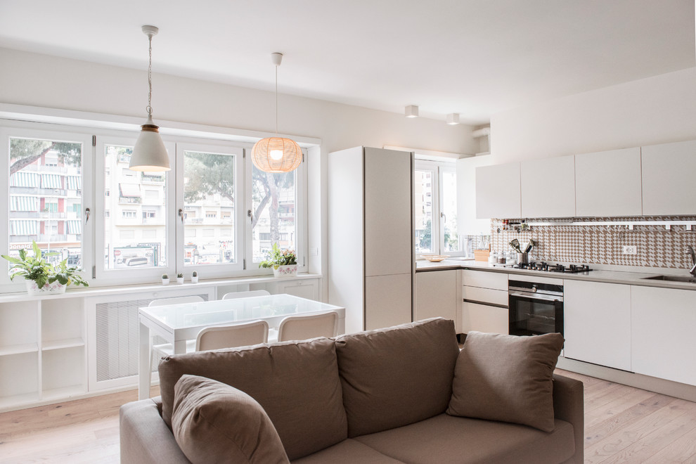 Mittelgroßes, Offenes Modernes Wohnzimmer mit weißer Wandfarbe, braunem Holzboden, freistehendem TV und braunem Boden in Rom