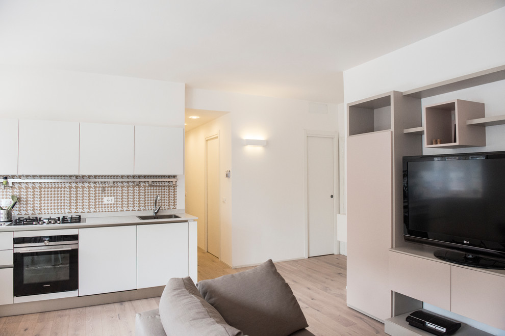 Esempio di un soggiorno contemporaneo di medie dimensioni e aperto con pareti bianche, pavimento in legno massello medio, TV autoportante e pavimento marrone