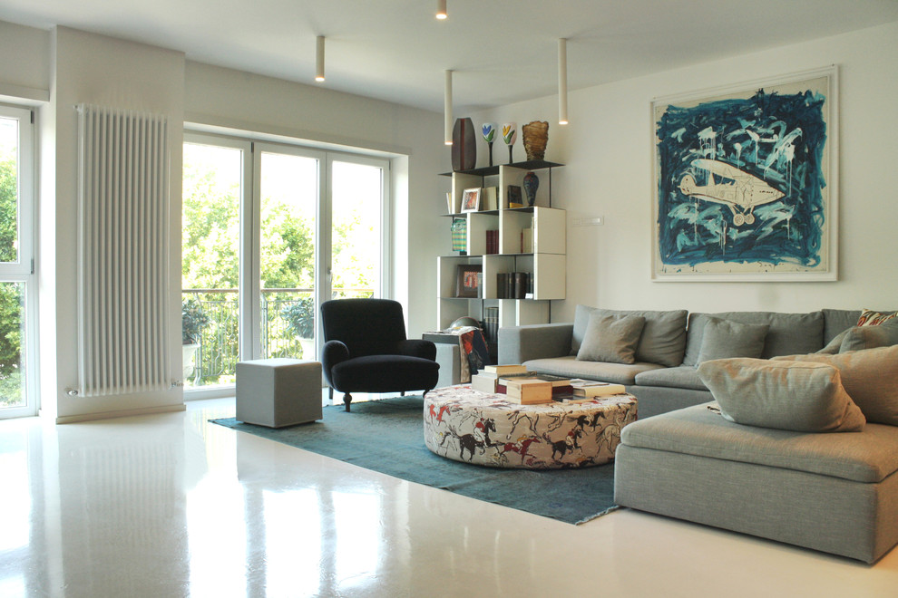Immagine di un soggiorno minimalista con sala formale, pareti bianche e pavimento in gres porcellanato