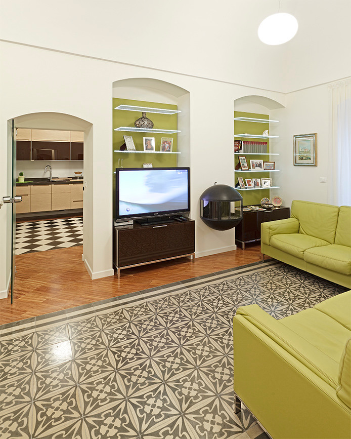 Große, Offene Mediterrane Bibliothek mit weißer Wandfarbe, braunem Holzboden, Hängekamin, Kaminumrandung aus Metall und Multimediawand in Bari