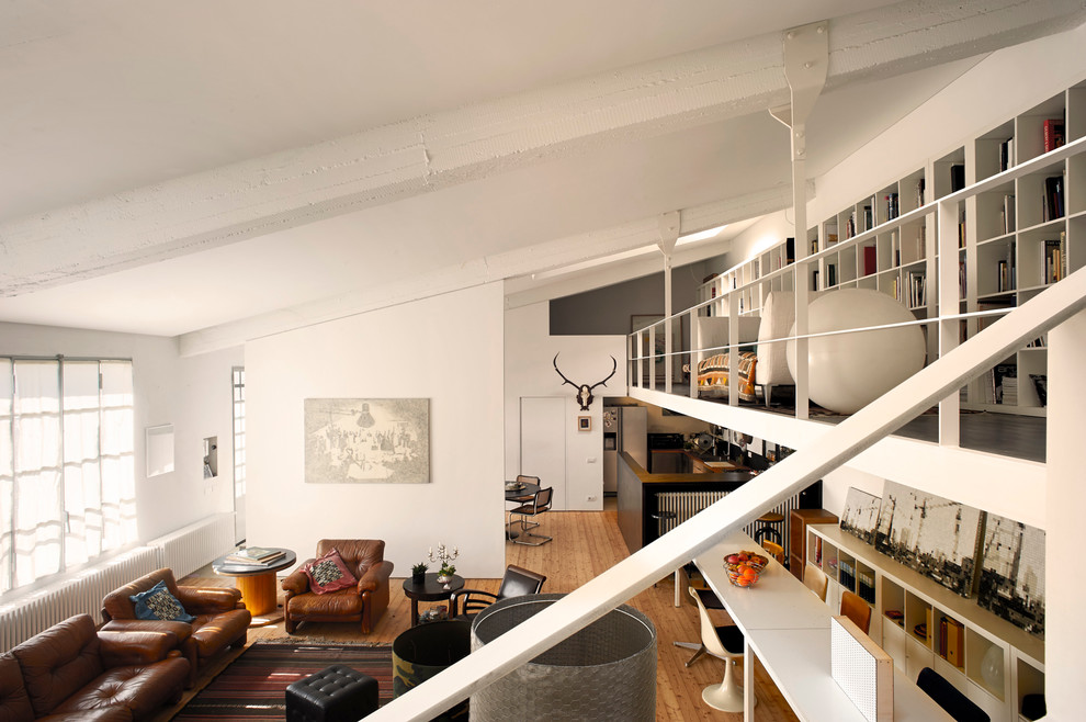 Living room - contemporary living room idea in Milan