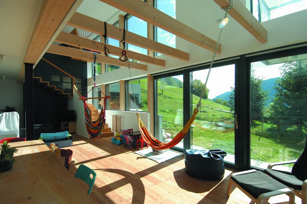 Ispirazione per un grande soggiorno design aperto con pareti bianche e pavimento in legno massello medio