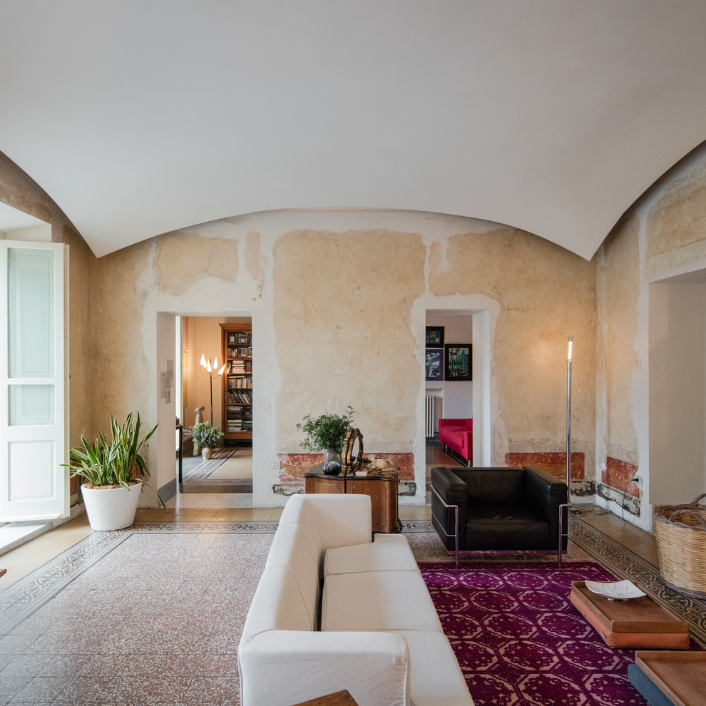 Ispirazione per un grande soggiorno boho chic aperto con pareti multicolore, pavimento in marmo, camino classico e pavimento multicolore