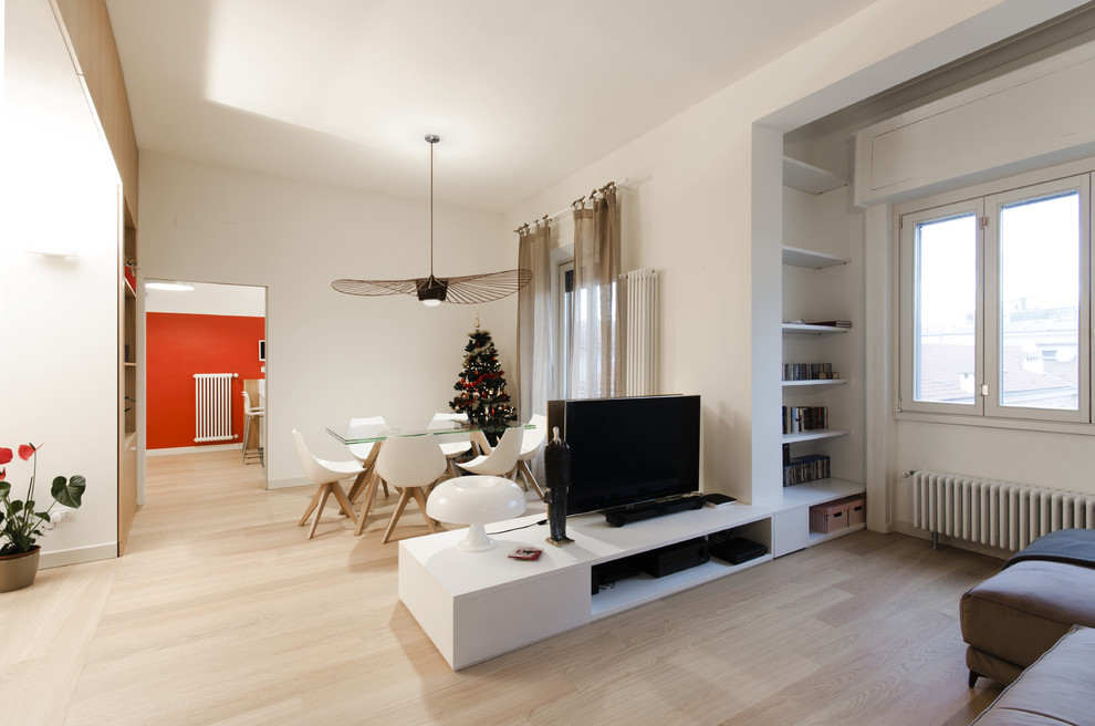 Foto di un soggiorno contemporaneo di medie dimensioni e aperto con pareti multicolore, pavimento in legno massello medio e pavimento beige