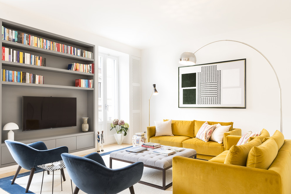 Idee per un soggiorno design con sala formale, pareti bianche, parquet chiaro, TV a parete e pavimento beige