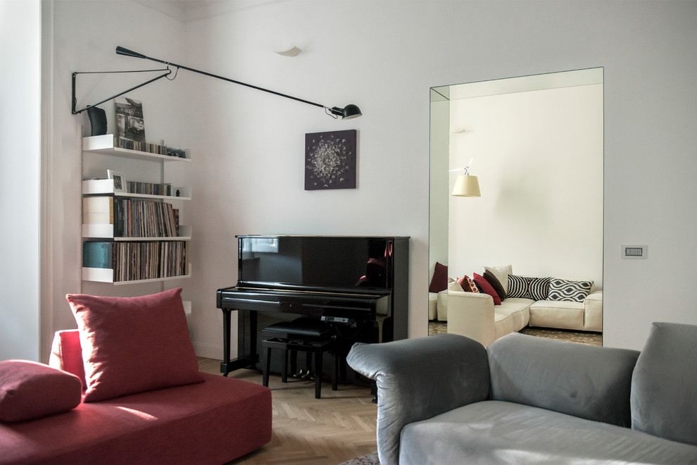 Свежая идея для дизайна: гостиная комната в современном стиле с белыми стенами, светлым паркетным полом и бежевым полом - отличное фото интерьера