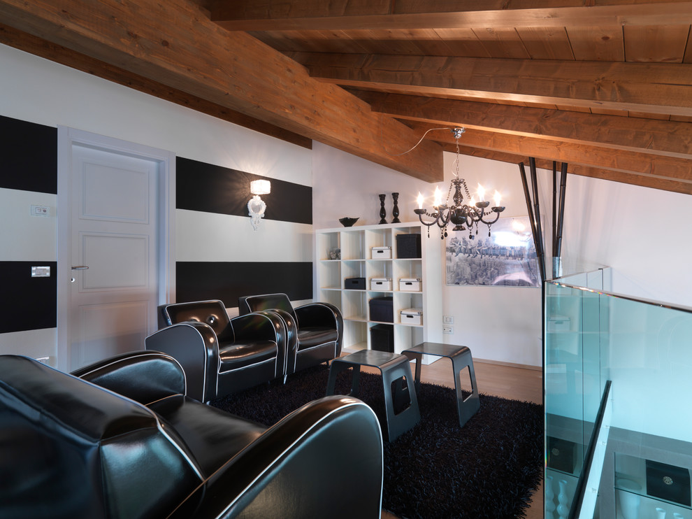 Kleines Modernes Wohnzimmer im Loft-Stil mit weißer Wandfarbe, gebeiztem Holzboden und beigem Boden in Venedig