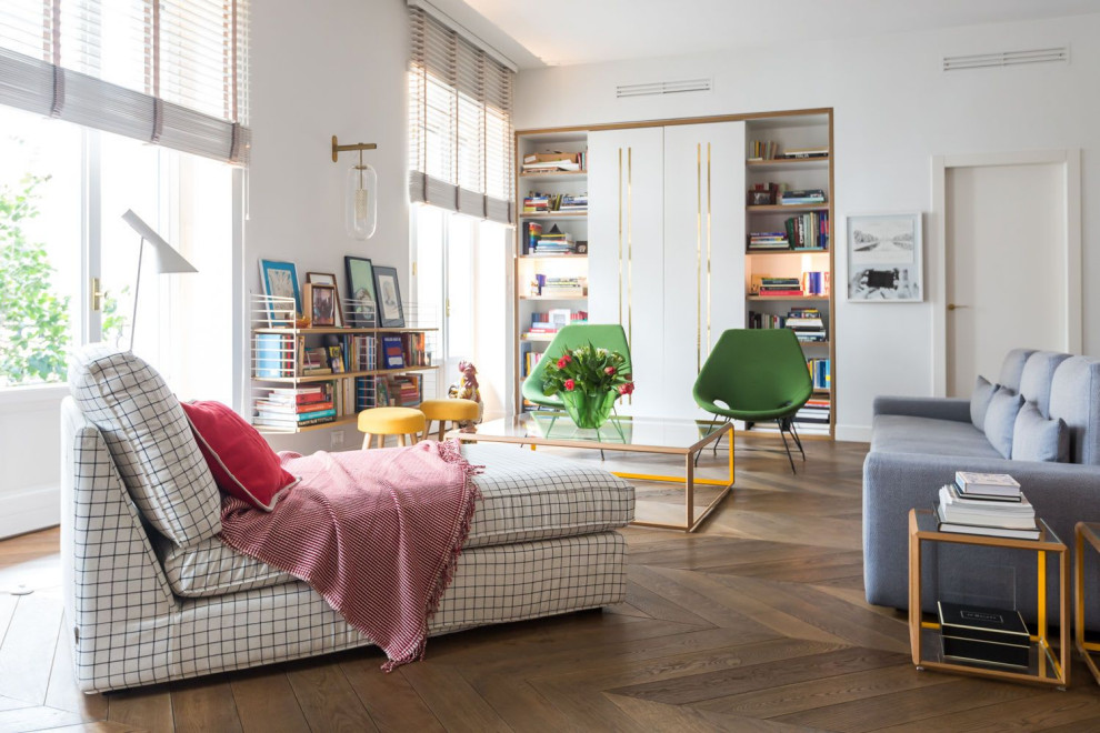 Immagine di un grande soggiorno contemporaneo con sala formale, pareti bianche, pavimento in legno massello medio, nessuna TV e pavimento marrone