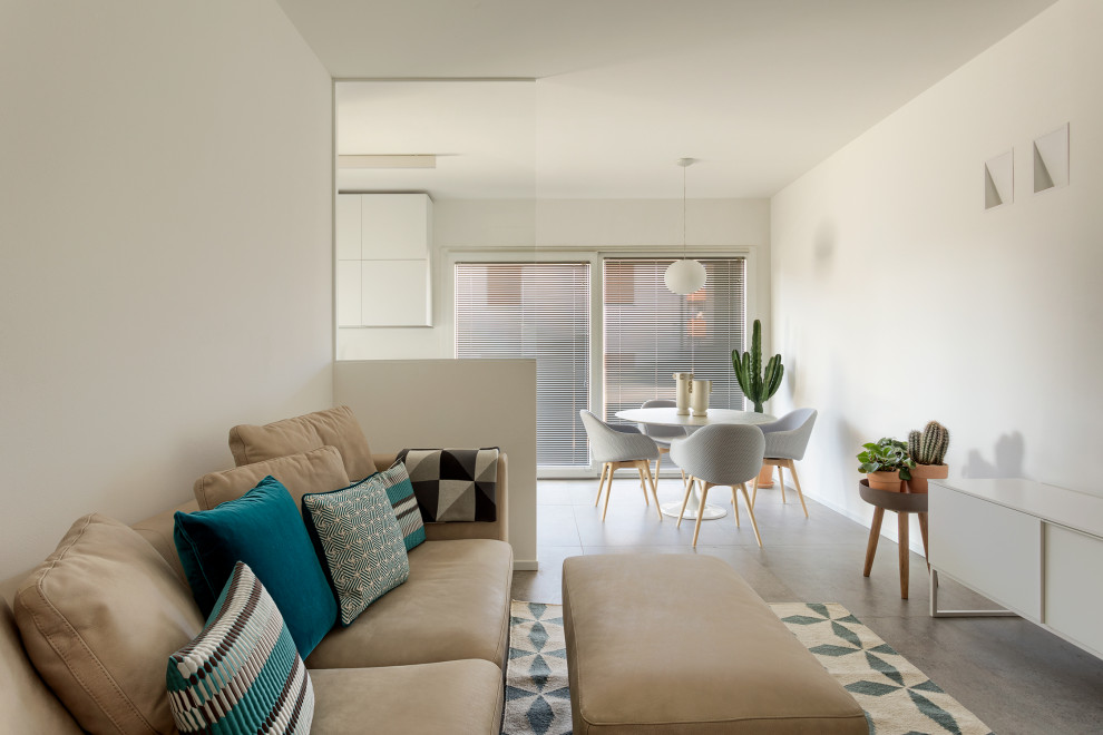 Idee per un soggiorno minimal di medie dimensioni e aperto con pareti bianche, pavimento in gres porcellanato, TV a parete e pavimento grigio