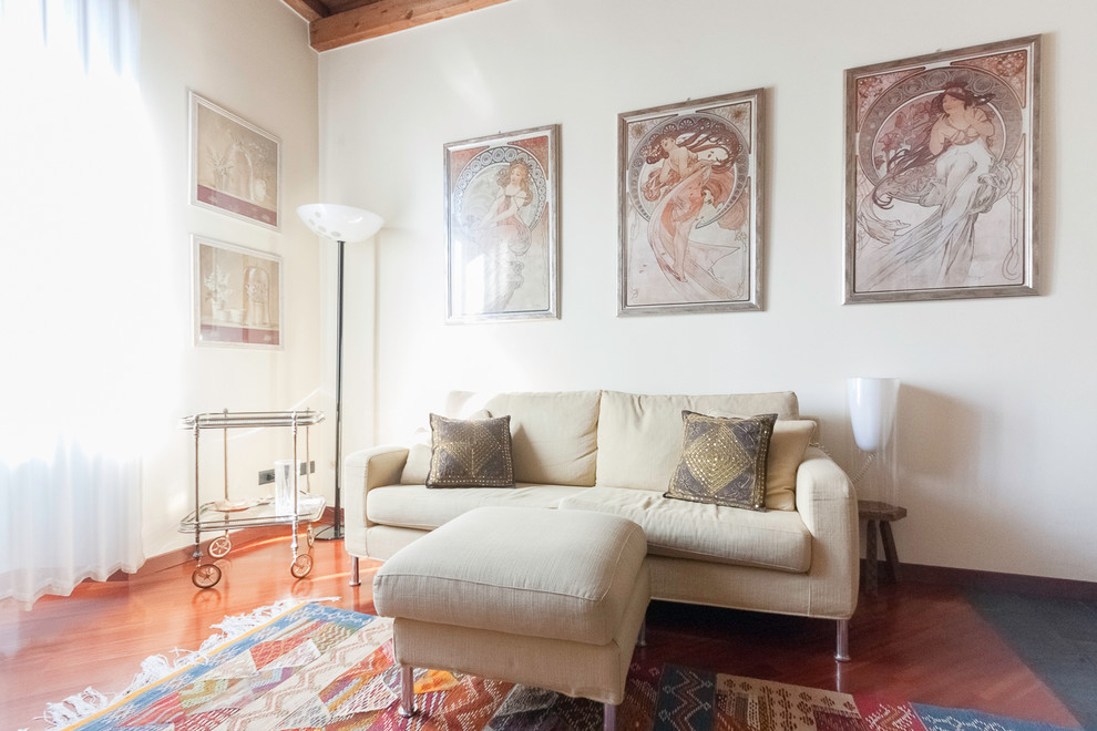 Immagine di un soggiorno eclettico di medie dimensioni con pareti bianche e pavimento in legno massello medio