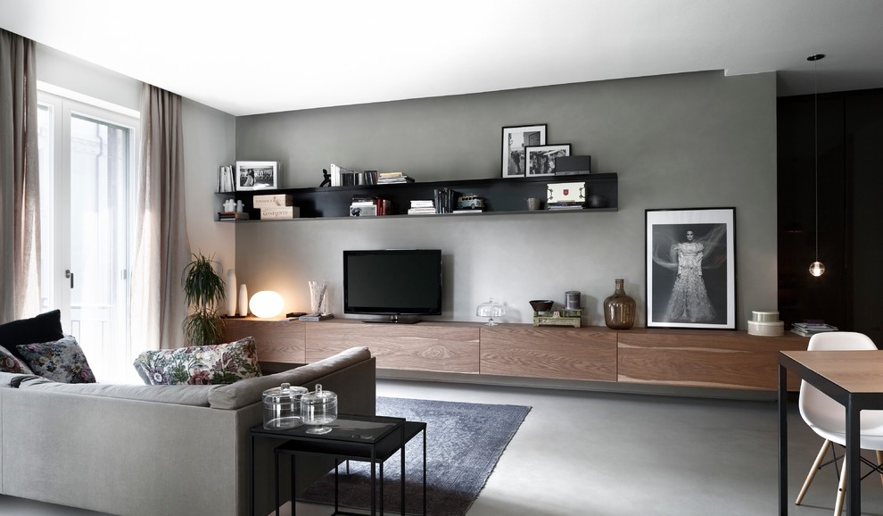 Mittelgroße, Offene Moderne Bibliothek mit grauer Wandfarbe und TV-Wand in Mailand