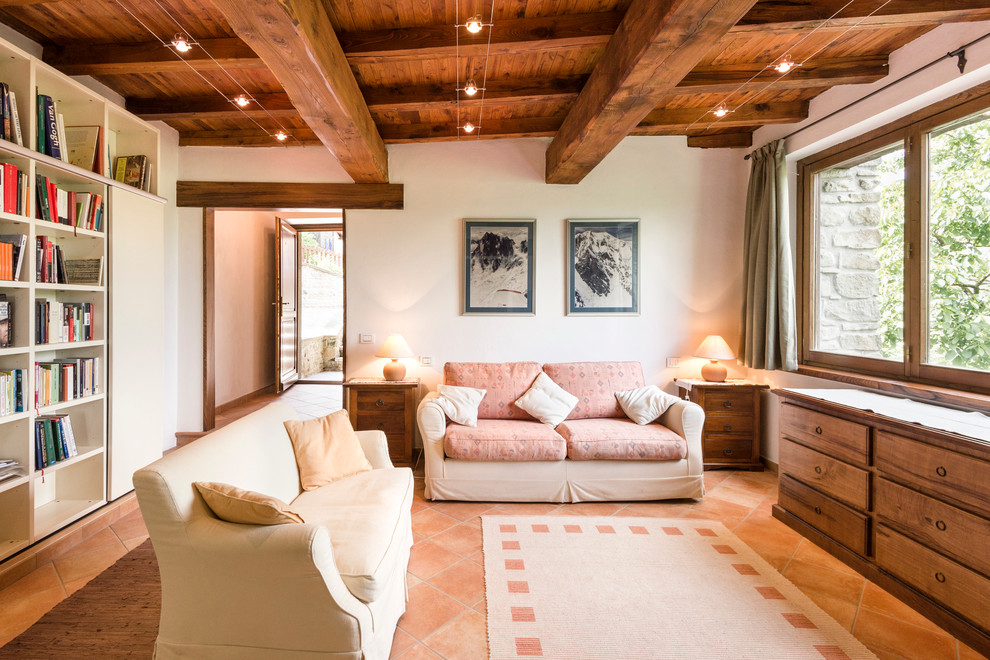 Свежая идея для дизайна: гостиная комната в стиле кантри с полом из терракотовой плитки - отличное фото интерьера
