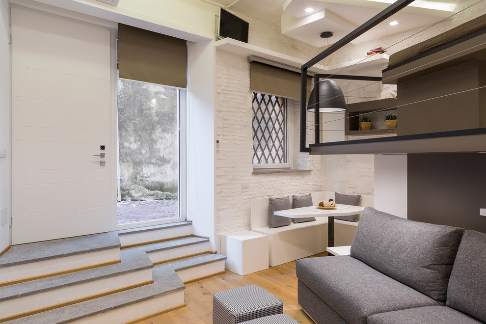 Источник вдохновения для домашнего уюта: маленькая гостиная комната в современном стиле с белыми стенами и светлым паркетным полом для на участке и в саду