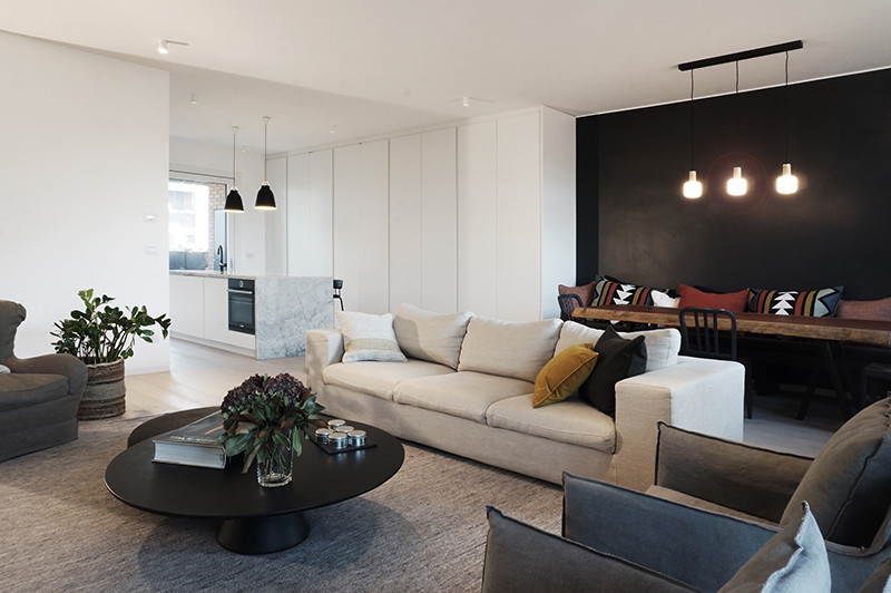 Идея дизайна: огромная гостиная комната в современном стиле с полом из ламината и серым полом