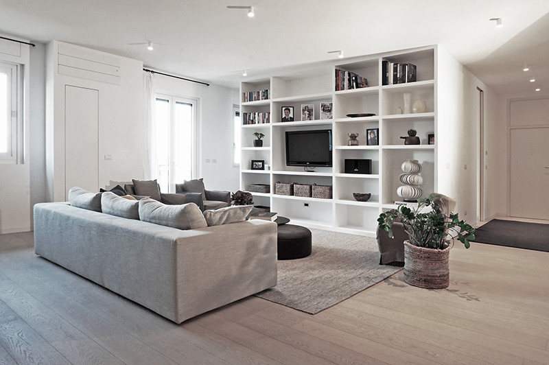 Idee per un ampio soggiorno contemporaneo aperto con pareti bianche, pavimento in laminato, parete attrezzata e pavimento grigio