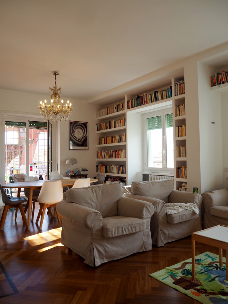 Пример оригинального дизайна: открытая гостиная комната среднего размера в стиле модернизм с с книжными шкафами и полками, белыми стенами и темным паркетным полом