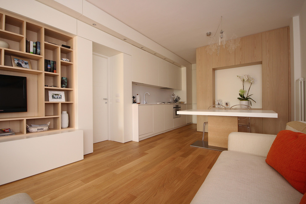 Immagine di un piccolo soggiorno minimal aperto con pareti bianche, pavimento giallo, sala formale, pavimento in legno verniciato e parete attrezzata