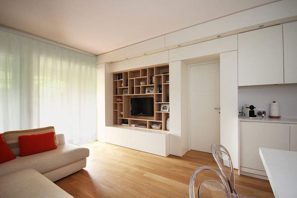 Modelo de salón para visitas abierto actual pequeño con paredes blancas, suelo amarillo, suelo de madera pintada y pared multimedia
