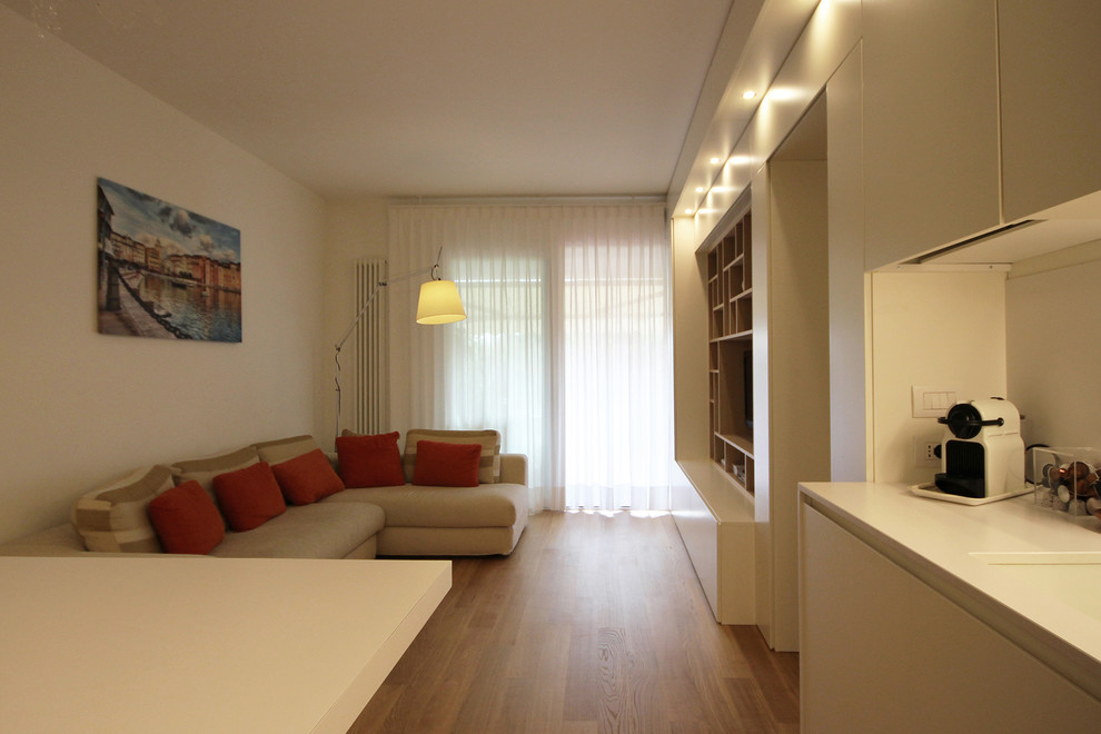Пример оригинального дизайна: маленькая парадная, открытая гостиная комната в современном стиле с белыми стенами, желтым полом, деревянным полом и мультимедийным центром для на участке и в саду