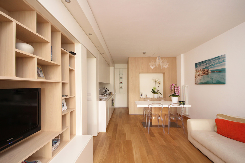 Immagine di un piccolo soggiorno design aperto con sala formale, pareti bianche, pavimento in legno verniciato, parete attrezzata e pavimento giallo