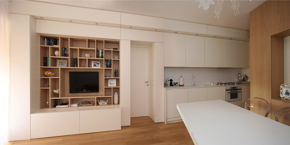 Idee per un piccolo soggiorno design aperto con libreria, pareti bianche, pavimento in legno massello medio, TV a parete e pavimento giallo
