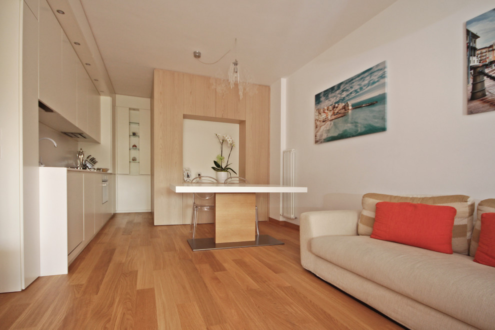Diseño de salón para visitas abierto contemporáneo pequeño con paredes blancas, suelo de madera pintada, pared multimedia y suelo amarillo