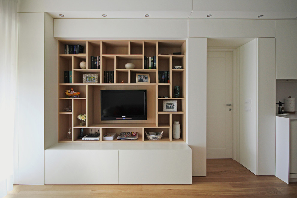 Immagine di un piccolo soggiorno minimal aperto con libreria, pareti bianche, pavimento in legno massello medio, TV a parete e pavimento giallo
