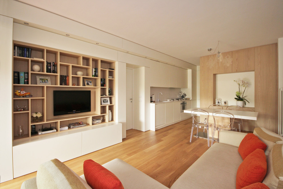 Kleines, Repräsentatives, Offenes Modernes Wohnzimmer mit weißer Wandfarbe, gebeiztem Holzboden, Multimediawand und gelbem Boden in Mailand