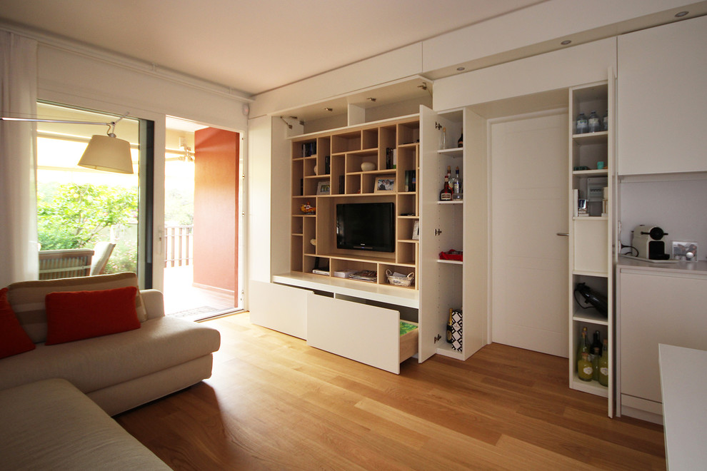 Immagine di un piccolo soggiorno design aperto con libreria, pareti bianche, pavimento in legno massello medio, TV a parete e pavimento giallo