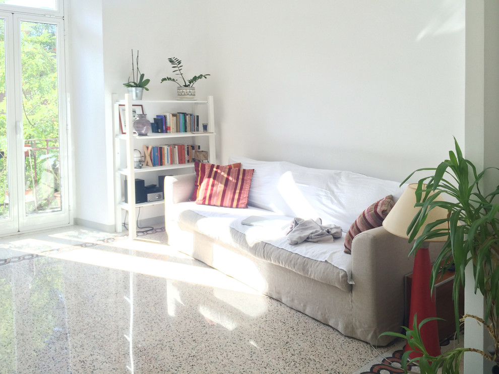 Foto de salón para visitas abierto minimalista de tamaño medio sin chimenea y televisor con paredes blancas, suelo de mármol y suelo multicolor