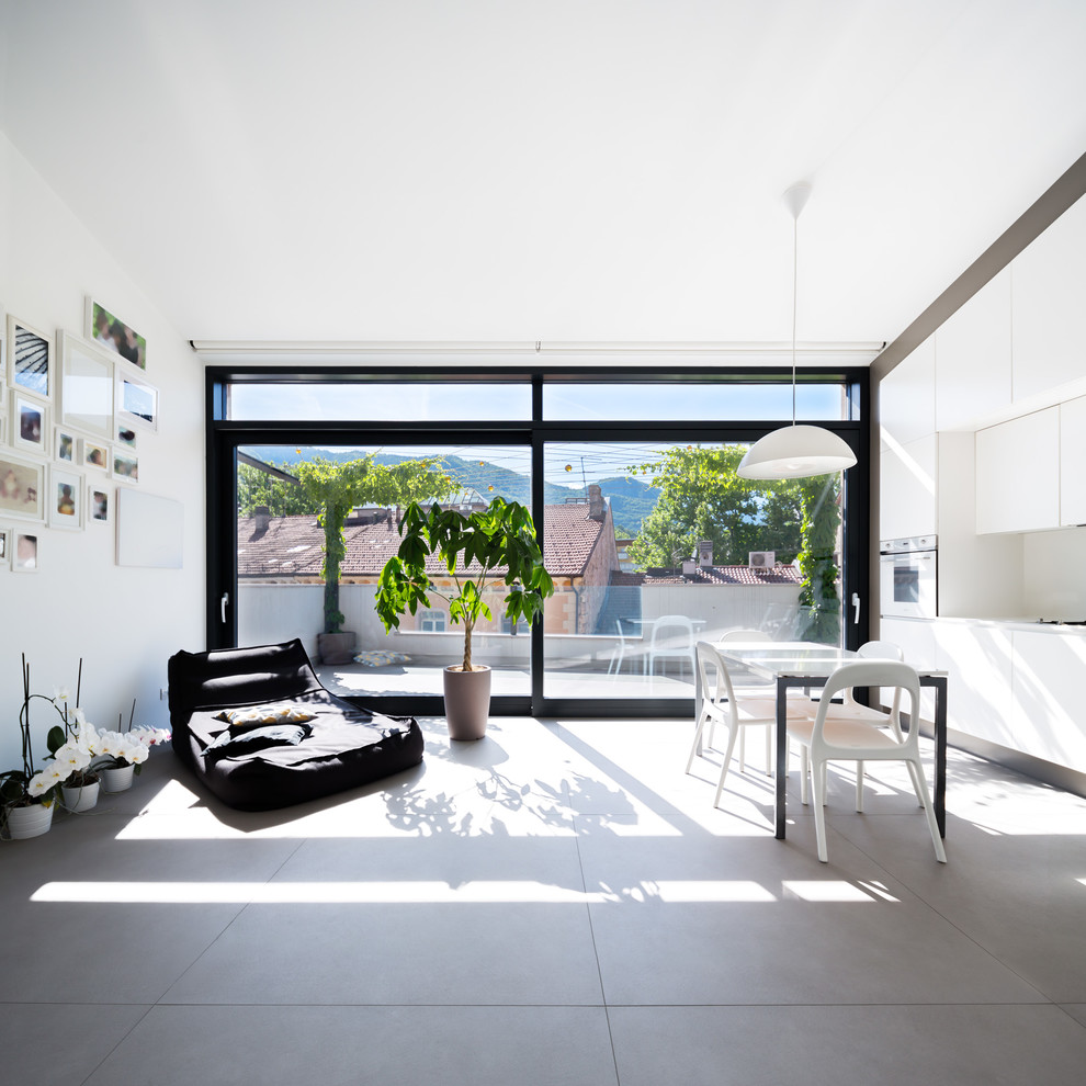 Стильный дизайн: открытая гостиная комната среднего размера в современном стиле с белыми стенами и полом из керамогранита - последний тренд