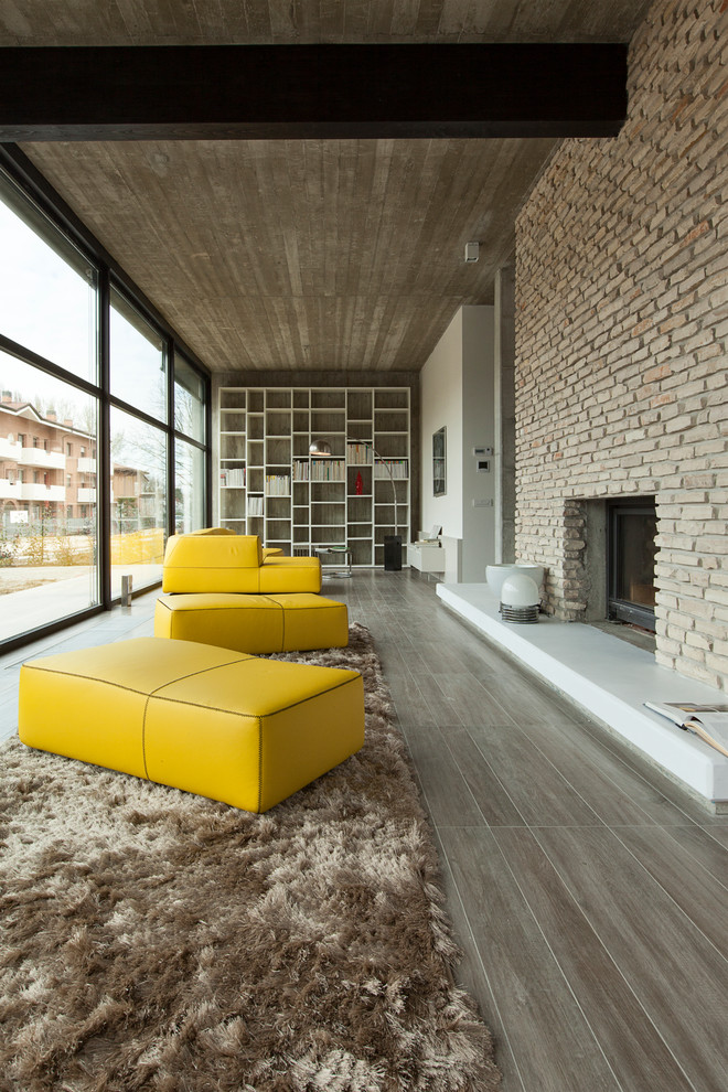 Geräumiges, Offenes Modernes Wohnzimmer mit Kamin und Kaminumrandung aus Backstein in Florenz