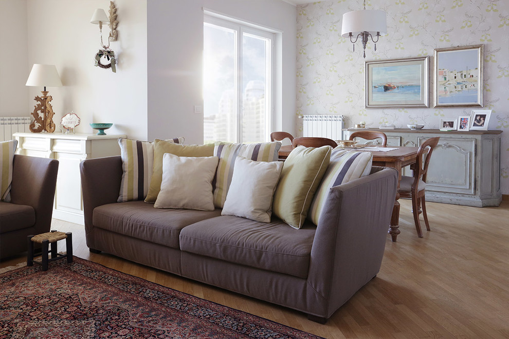 Offenes Shabby-Look Wohnzimmer mit grauer Wandfarbe und braunem Holzboden in Bari