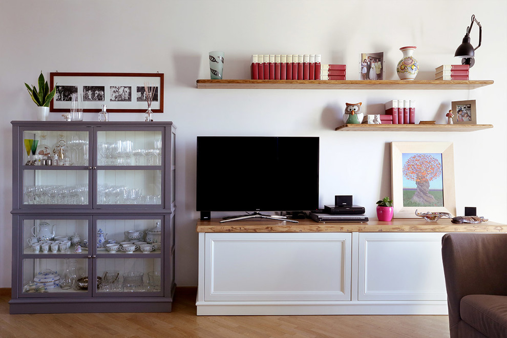 Shabby-Style Wohnzimmer mit Hausbar, grauer Wandfarbe, braunem Holzboden und freistehendem TV in Bari