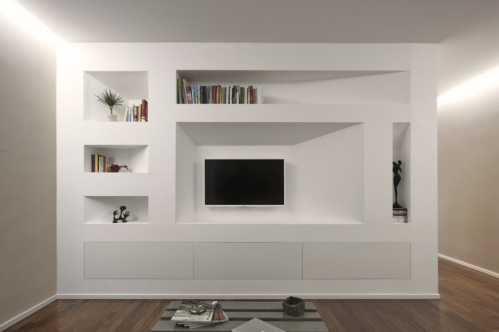 Exemple d'un salon tendance de taille moyenne et ouvert avec une bibliothèque ou un coin lecture, un mur blanc, parquet foncé, un téléviseur encastré et un sol marron.