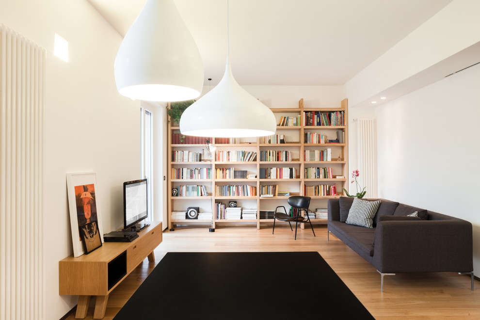 Idéer för nordiska separata vardagsrum, med ett bibliotek, vita väggar, ljust trägolv, en fristående TV och beiget golv