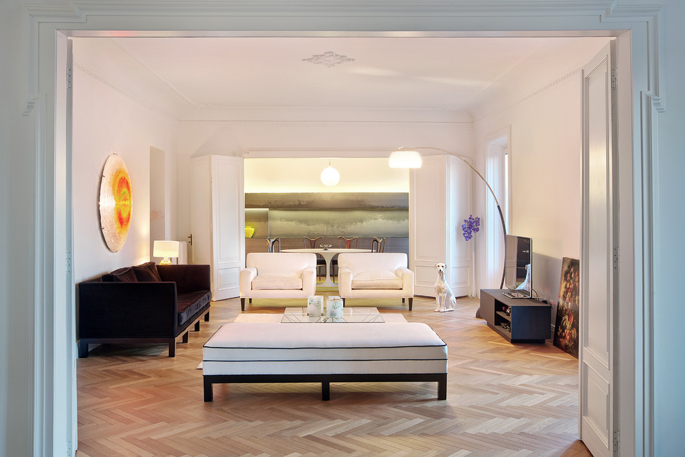 Свежая идея для дизайна: гостиная комната:: освещение в стиле модернизм - отличное фото интерьера