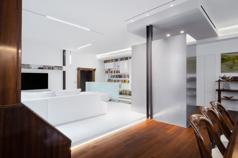Свежая идея для дизайна: огромная открытая гостиная комната в современном стиле с белыми стенами, темным паркетным полом и коричневым полом - отличное фото интерьера