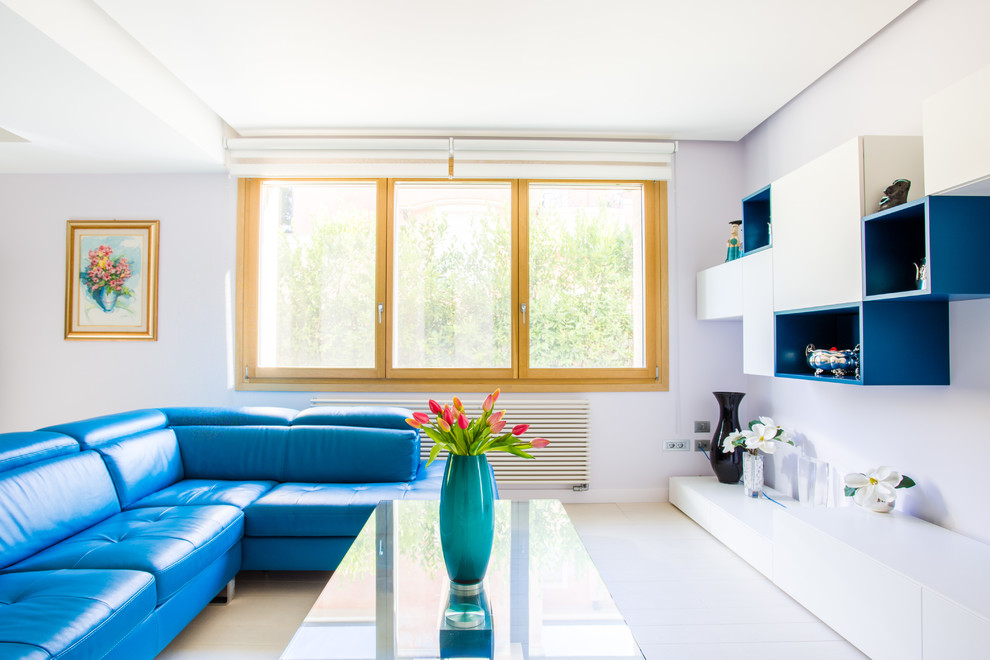 Großes, Fernseherloses, Offenes Modernes Wohnzimmer mit Porzellan-Bodenfliesen, weißem Boden und weißer Wandfarbe in Cagliari