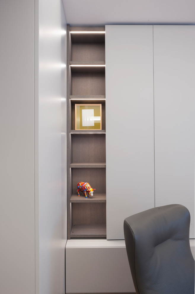 Idee per un soggiorno minimalista di medie dimensioni e aperto con libreria, pareti grigie, pavimento in legno massello medio e pavimento marrone