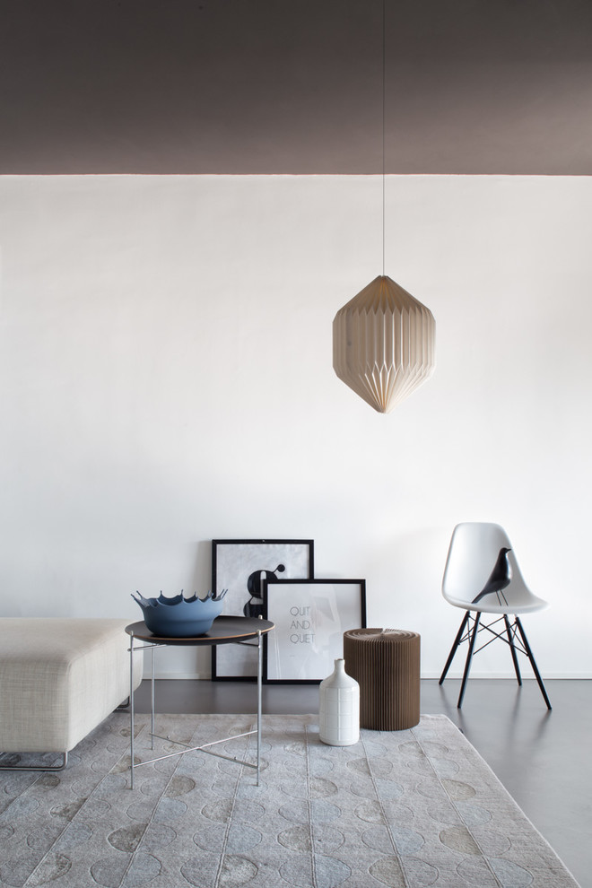 Стильный дизайн: гостиная комната в скандинавском стиле с телевизором на стене - последний тренд